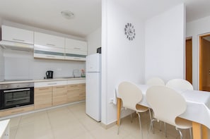Appartement (A1) | Cuisine privée | Réfrigérateur, four à micro-ondes, un four, surface de cuisson