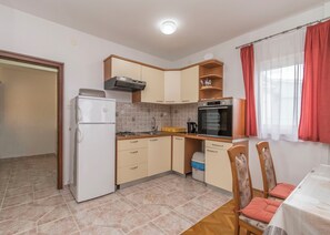 Apartment (A1) | Private kitchen | Fridge, stovetop, electric kettle, cookware/dishes/utensils - Apartments Murter Jurjako (Murter-Kornati)