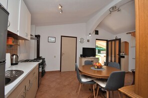 Maison | Cuisine privée | Réfrigérateur, four, plaque de cuisson, machine à expresso