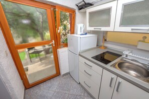 Studio (A1) | Private kitchen - Apartment Mladen (Pakostane)