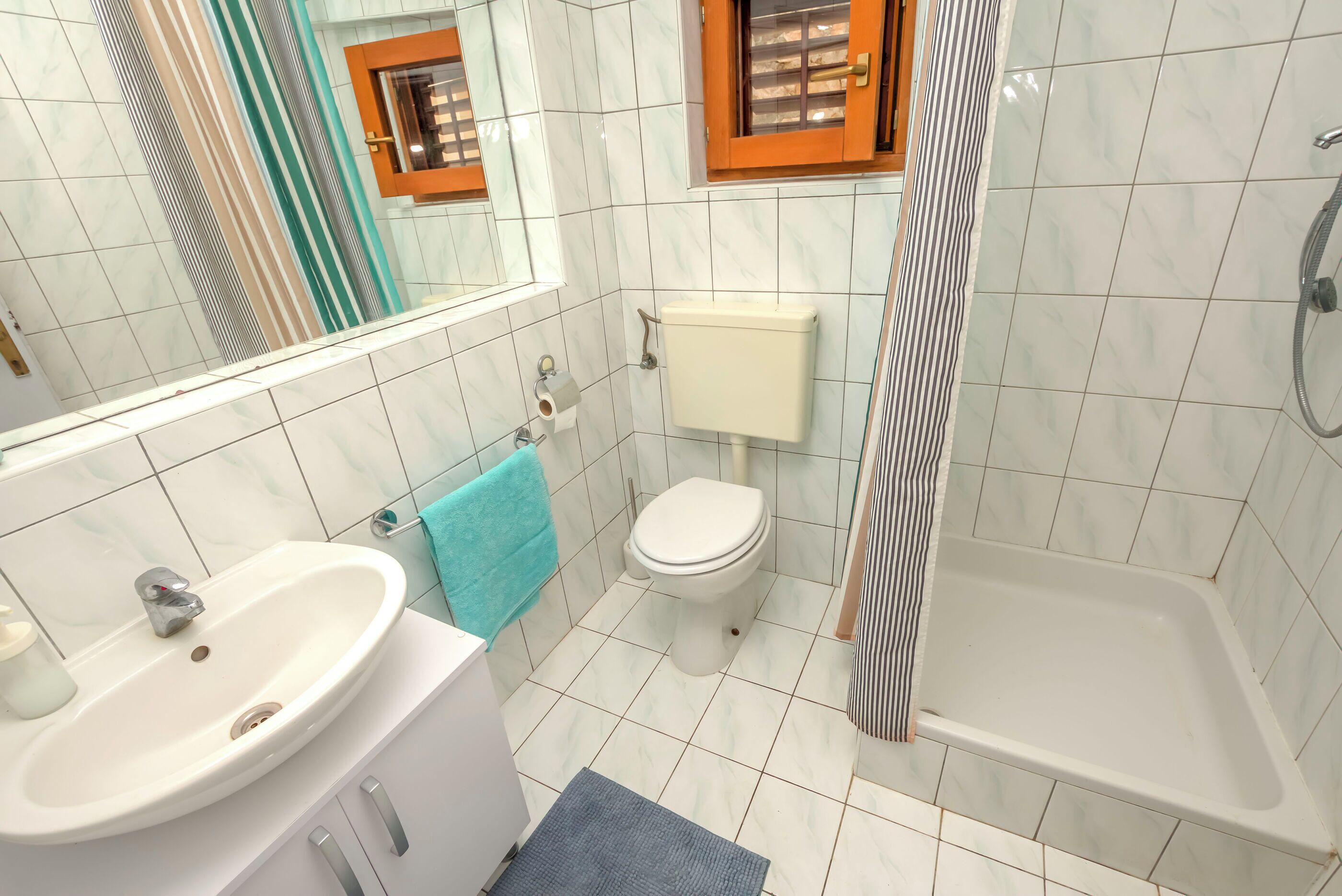 A bathroom with a sink, toilet, and bathtub.