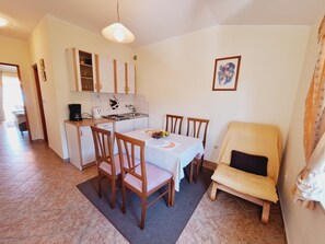 Departamento (A2) | Cocina privada | Refrigerador, parrilla de estufa y cafetera de espresso 