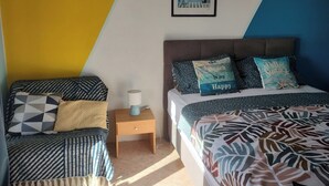 Un dormitorio con cama, dos mesitas de noche y un cuadro enmarcado en la pared.
