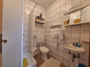 Departamento (A1) | Baño | Regadera y toallas 