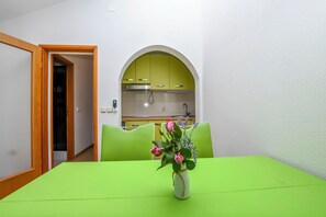 Apartment (A2) | Eigene Küche | Mini-Kühlschrank, Herdplatte, Geschirrspüler, Espressomaschine