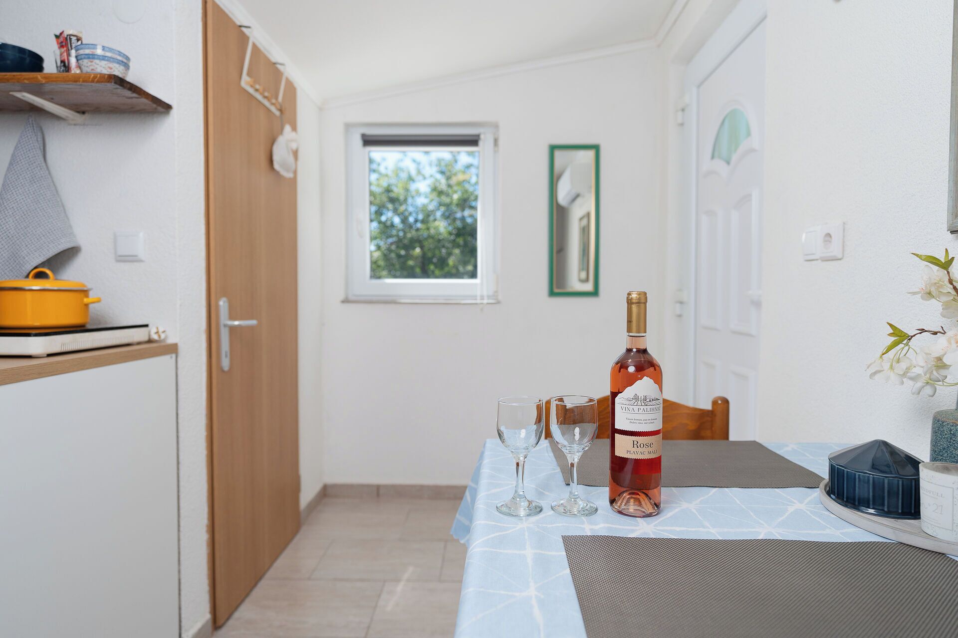 Studio (A1) | Dining
