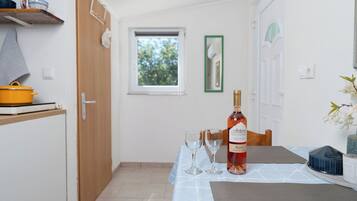 Studio (A1) | Dining