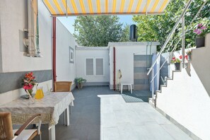 Studio (A1) | Terrace/patio - Apartment Tom (Starigrad)