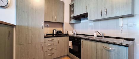 아파트 (A1) | 전용 주방 | 냉장고, 전자레인지, 오븐, 쿡탑