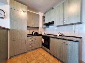 Leilighet (A1) | Eget kjøkken | Kjøleskap, mikrobølgeovn, ovn og kokeplater