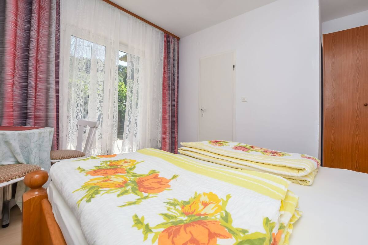 Iron/ironing board, WiFi (free)