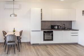 Apartment (A1) | Eigene Küche | Kühlschrank, Mikrowelle, Ofen, Herdplatte