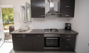 Refrigerador, horno, placa de cocina, cafetera expreso