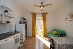 Studio (A1) | Cuisine privée | Réfrigérateur, four, plaque de cuisson, machine à expresso