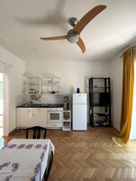 Refrigerador, horno, placa de cocina, cafetera expreso