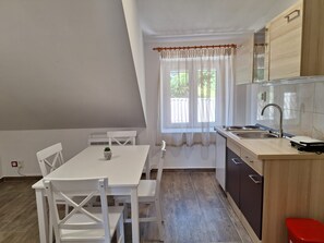 Apartamento (A2) | Cozinha privada | Geladeira, cooktop, torradeira, talheres/pratos/utensílios de cozinha