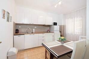 Apartment (A1) | Private kitchen | Fridge, microwave, stovetop, dishwasher - Apartment Porat (Starigrad)