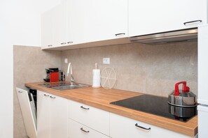 Refrigerador, microondas, placa de cocina, lavavajillas