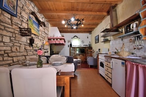 Appartement (A1) | Cuisine privée | Réfrigérateur, four à micro-ondes, un four, surface de cuisson