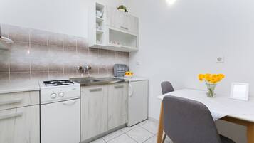 Studio (A1) | Eigene Küche | Kühlschrank, Herdplatte, Espressomaschine, Wasserkocher