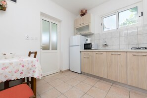 Apartment (A2) | Private kitchen | Fridge, stovetop, espresso maker, electric kettle - Apartments Liza (Korčula)