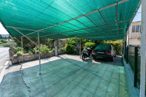 Free self-parking - Apartments Liza (Korčula)