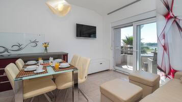 Apartment (A2) | Dining