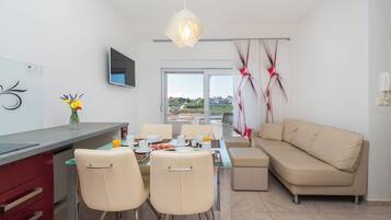 Apartment (A2) | Dining