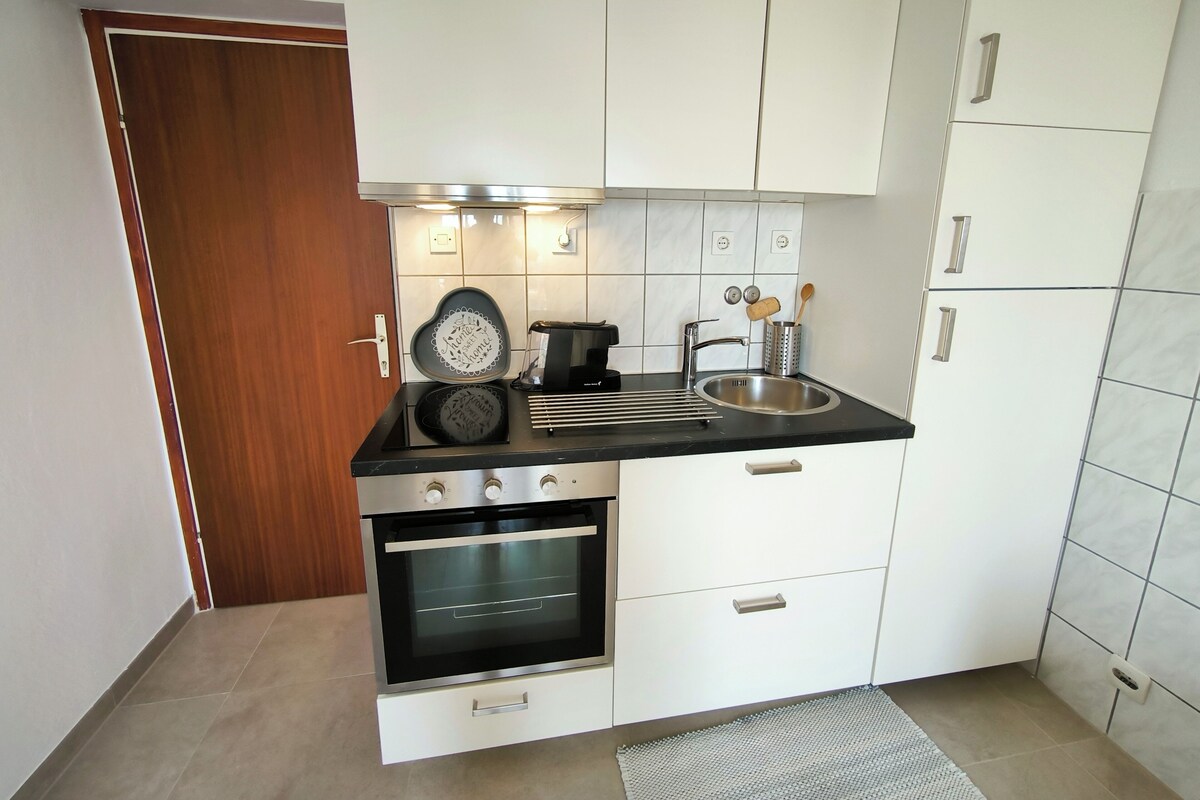 Apartment (A2) | Eigene Küche | Espressomaschine, Kühlschrank, Ofen, Herdplatte