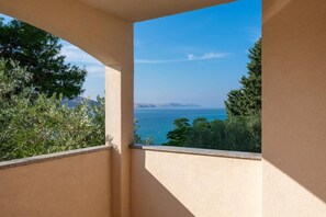 A balcony with a view of the sea and distant mountains. - Apartment Per (Novalja)