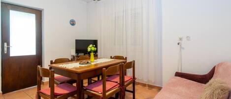 Apartment (A1) | Dining