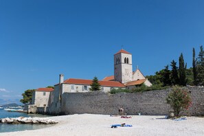 Beach - Apartment Adria (Trogir)