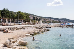 Beach - Apartment Adria (Trogir)