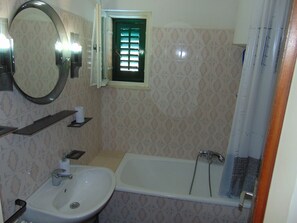 Apartment (A1) | Bathroom | Bathtub - Apartment Fran (Postira)