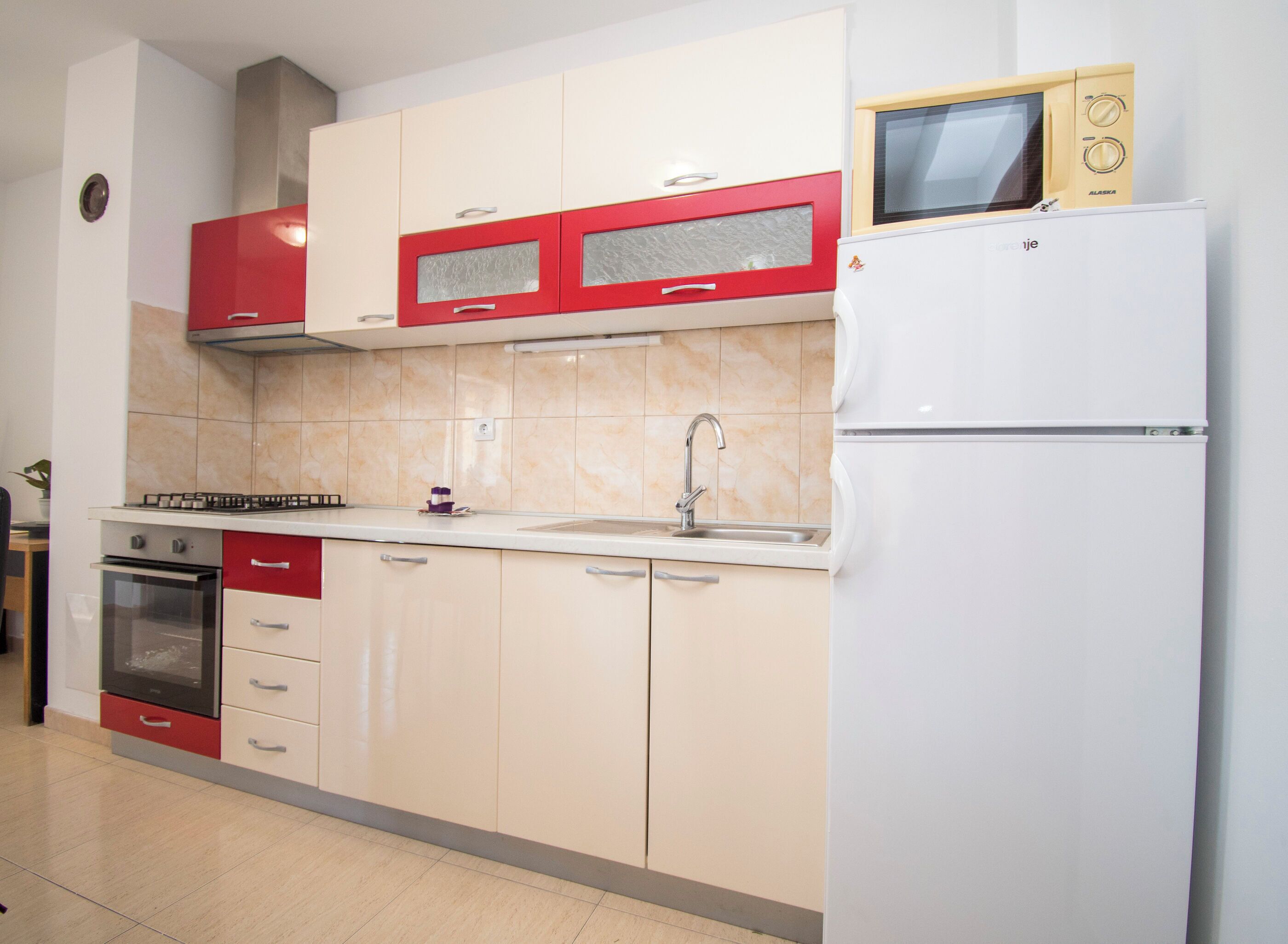 Appartement (A1) | Cuisine privée | Réfrigérateur, four à micro-ondes, un four, surface de cuisson