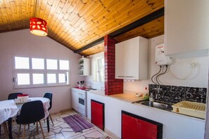 Apartment (A1) | Private kitchen | Fridge, oven, stovetop, espresso maker - Apartment Ivo (Supetar)