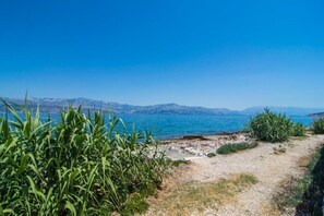 靠近海滩