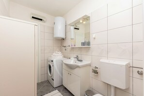 Apartment (A1) | Bathroom - Apartment Green (Dugi Rat)
