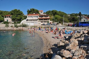 Beach nearby - Apartments Daira (Solta)