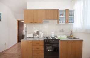 Apartment (A1) | Private kitchen | Fridge, oven, stovetop, cookware/dishes/utensils - Apartments Mira (Supetar)