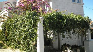 A white building with a balcony and air conditioning units. - Apartment Aldica (Supetar)