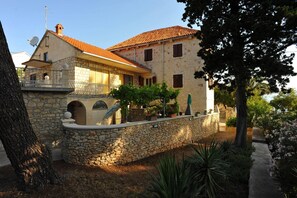 Courtyard - Apartments Piv (Sutivan)