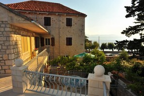 Courtyard - Apartments Piv (Sutivan)