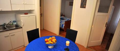 Apartamento (A2) | Cocina privada | Frigorífico, horno, placa de cocina y utensilios de cocina