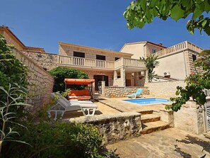 Courtyard - Apartment Mari (Supetar)