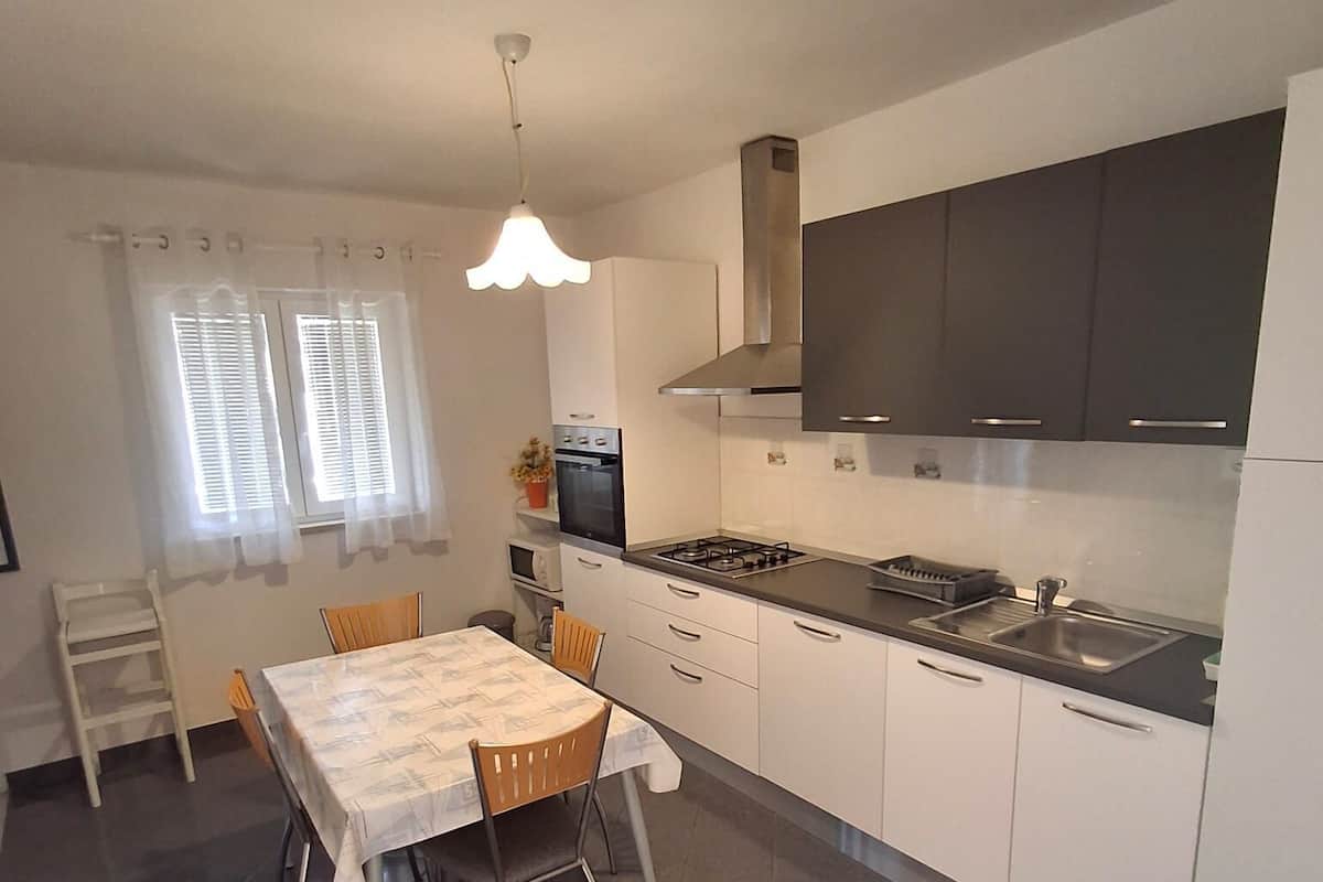 Apartment (A1) | Private kitchen | Fridge, microwave, oven, stovetop
