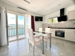Apartment (A4) | Eigene Küche | Kühlschrank, Herdplatte, Espressomaschine, Wasserkocher
