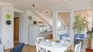 Fridge, microwave, stovetop, electric kettle - Apartment Ana (Supetar)