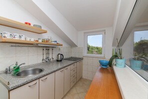 Apartment (A1) | Private kitchen - Apartment Ana (Supetar)