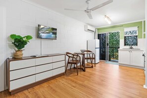 Fridge, oven, stovetop, coffee/tea maker - Botanica Studio Edge Hill (Edge Hill)